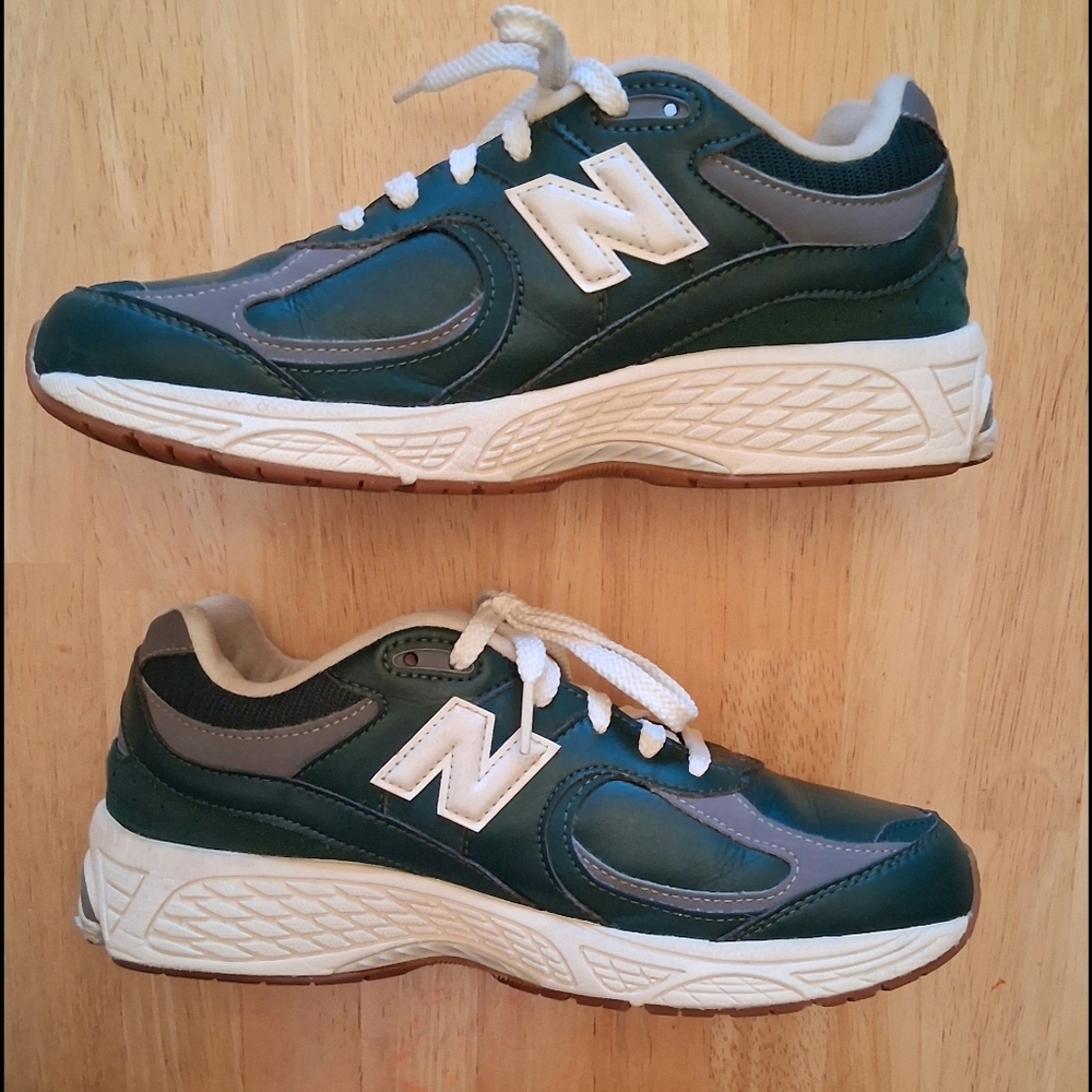 New Balance 2002R 'Vintage Leather Pack - Green(Men's 7/Women's 8.5) Excellent !